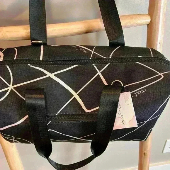 MALI & LILI WEEKENDER TRAVEL BAG - NWT Black & White Abstract pattern. - Picture 5 of 9